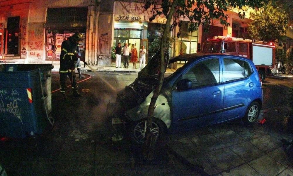 Πετράλωνα: Άγνωστοι πυρπόλησαν τα ξημερώματα το αυτοκίνητο αστυνομικού